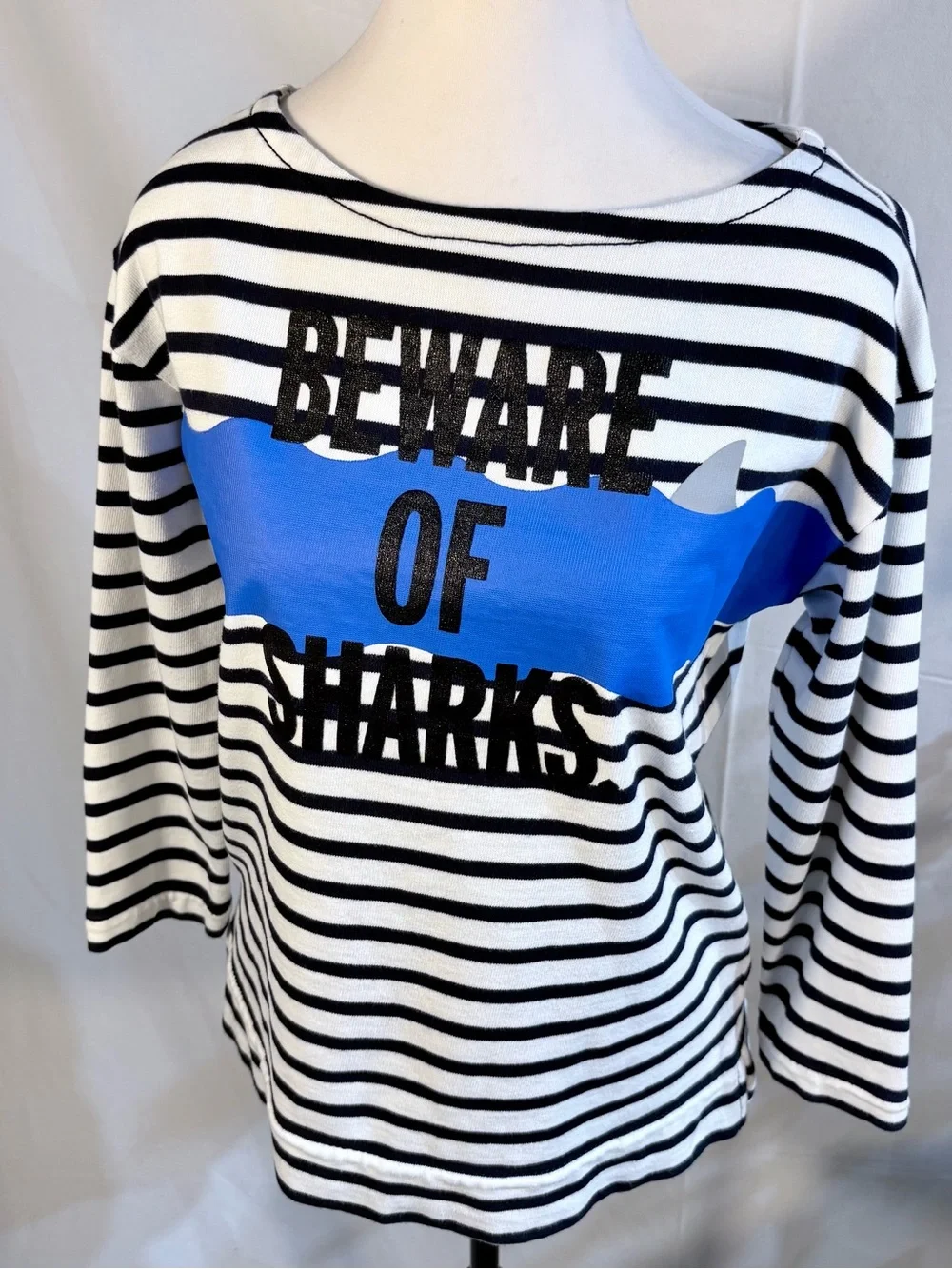 💥Kate Spade Beware of Sharks Breton Stripe Sparkle Graphic Cotton Top Sz S🧡